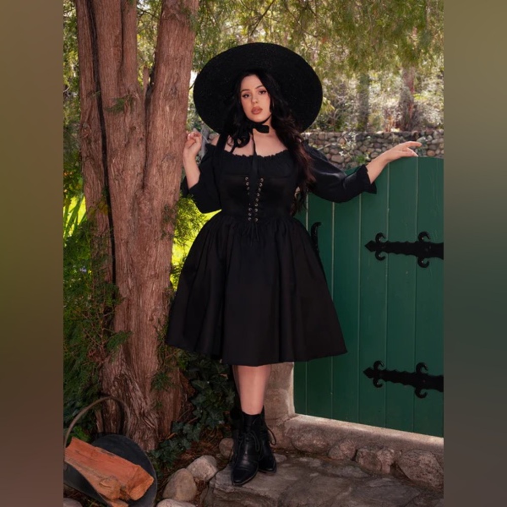 La Femme En Noir — NWT Corset Pinafore L
Reserved for hellsbellebeth